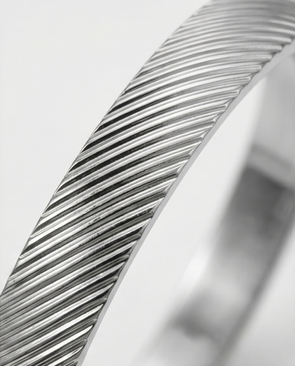 Ασημί ατσάλινη χειροπέδα με λοξά χαράγματα