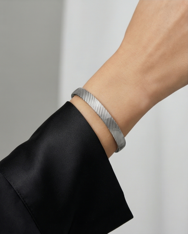 Ασημί ατσάλινη χειροπέδα με λοξά χαράγματα