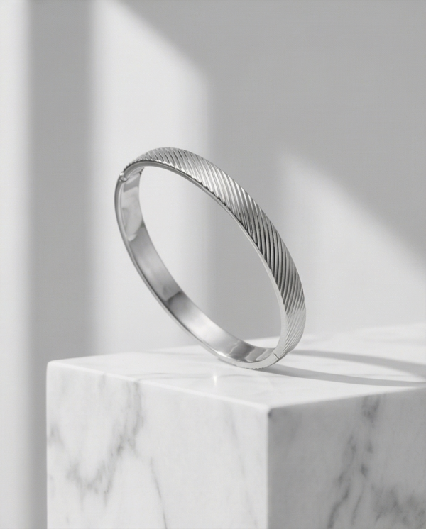 Ασημί ατσάλινη χειροπέδα με λοξά χαράγματα