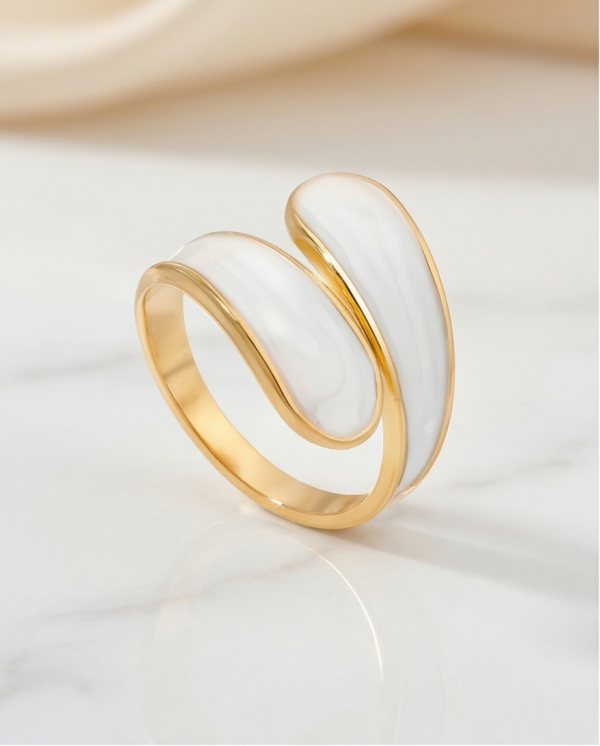 Δαχτυλίδι λευκό με χρυσό περίγραμμα ατσάλι